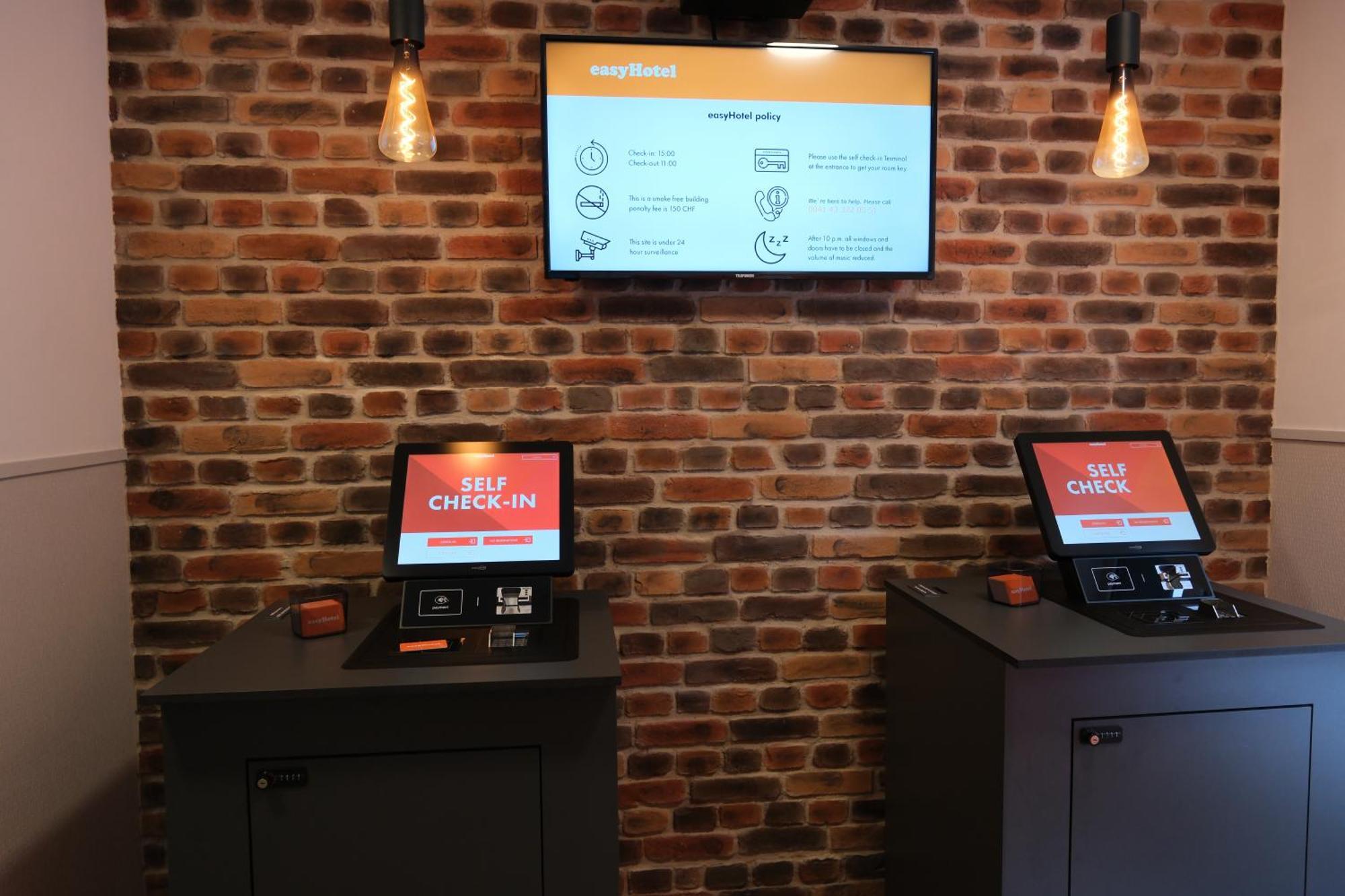 Easyhotel Zuerich Main Station Esterno foto
