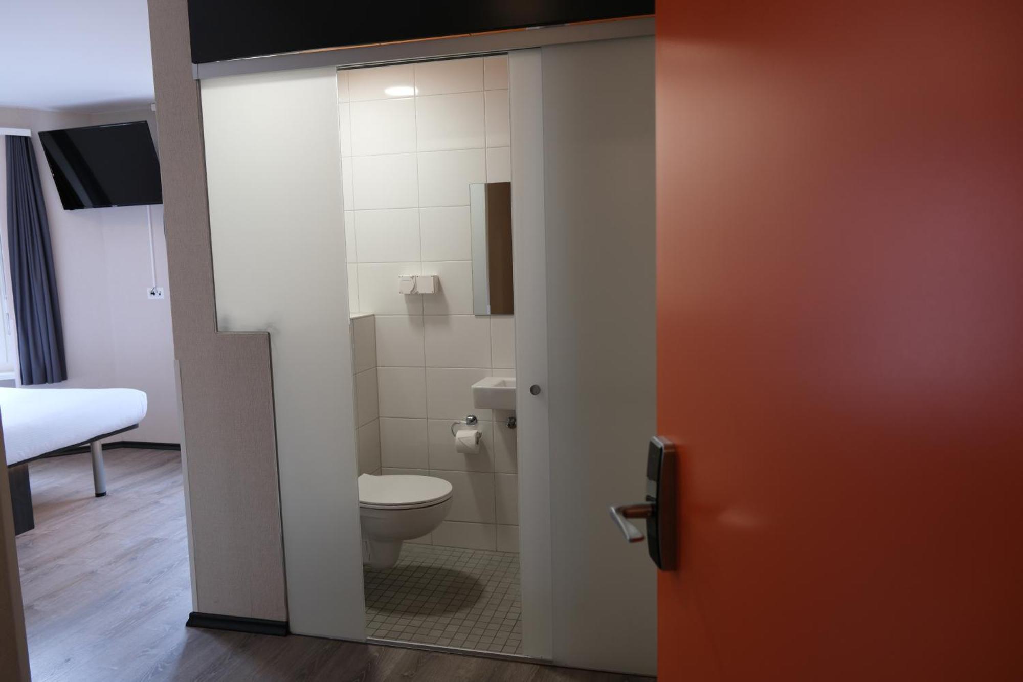 Easyhotel Zuerich Main Station Esterno foto